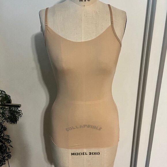 COMMANDO Whisper Weight Camisole in Nude Size S/M - Picture 2 of 7
